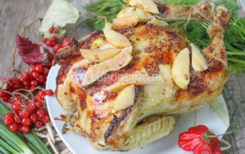 Запеченная курица с айвой