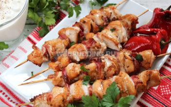 Куриные шашлычки на шпажках в духовке