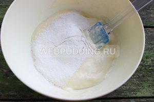 biskvitnyj-rulet-s-klubnichnym-kremom-3